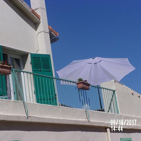 Stud Terras Ville Corniche 2 Pers Stat Gratuit Rue Modif Suivt Possib Et Accord Exclusif Marseille Exteriör bild