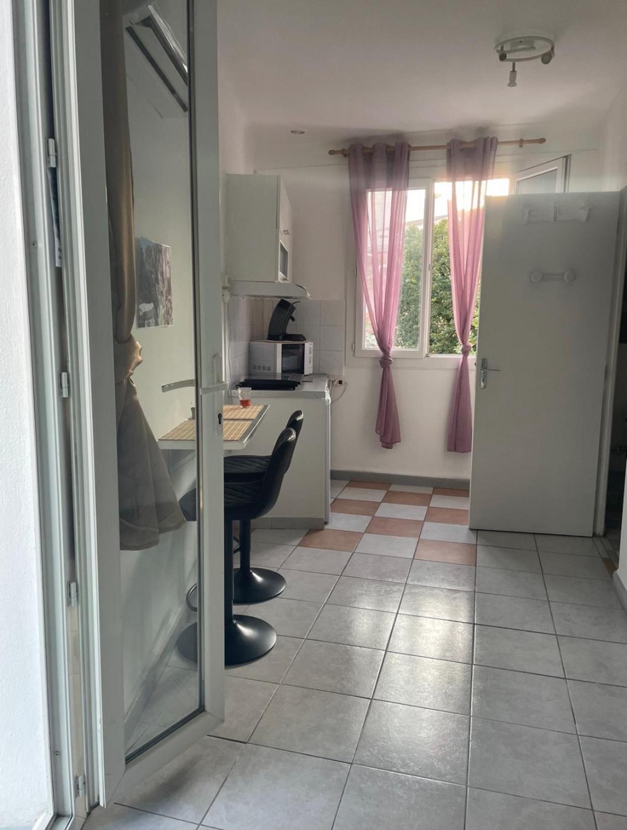 Stud Terras Ville Corniche 2 Pers Stat Gratuit Rue Modif Suivt Possib Et Accord Exclusif Marseille Exteriör bild